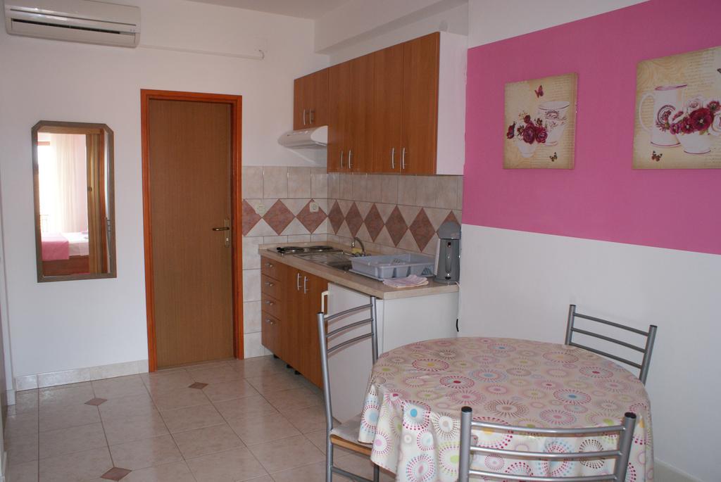 Apartments Vodopija 300M To The Beach Sveti Filip i Jakov Eksteriør billede